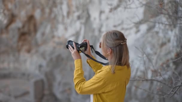 Kobieta Turysta Robi Zdjęcia Wycieczce — Wideo stockowe