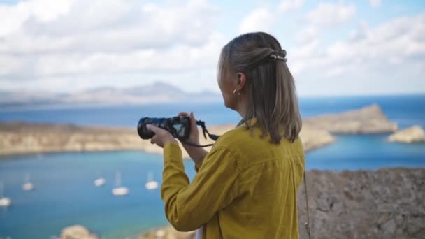 Mulher Fotógrafa Tira Fotos Lindos Bay — Vídeo de Stock