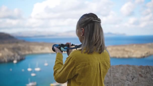 Žena Fotograf Fotí Lindos Bay — Stock video