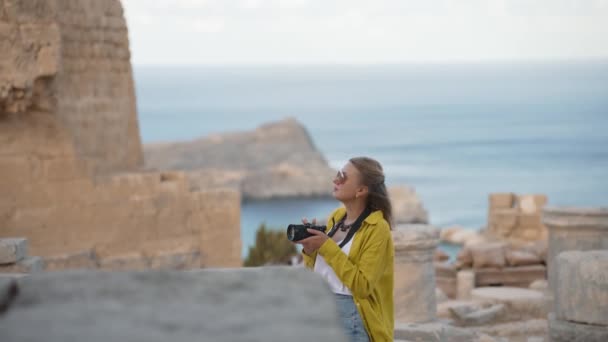 Женщина Туристка Камерой Акрополе Экскурсии — стоковое видео