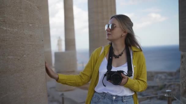 Mulher Turista Com Uma Câmera Acrópole Uma Excursão — Vídeo de Stock