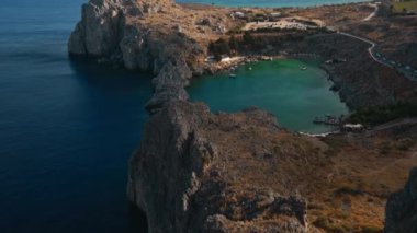 Lindos, Rodos, Yunanistan 'daki Saint Paul körfezindeki hava manzarası.