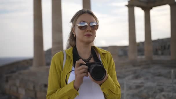 Γυναίκα Τουρίστρια Κάμερα Στην Ακρόπολη Εκδρομή — Αρχείο Βίντεο