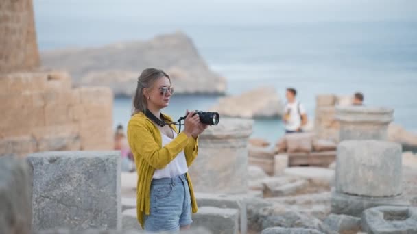 Жінка Туристка Фотографується Під Час Екскурсії — стокове відео
