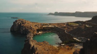Lindos, Rodos, Yunanistan 'daki Saint Paul körfezindeki hava manzarası.