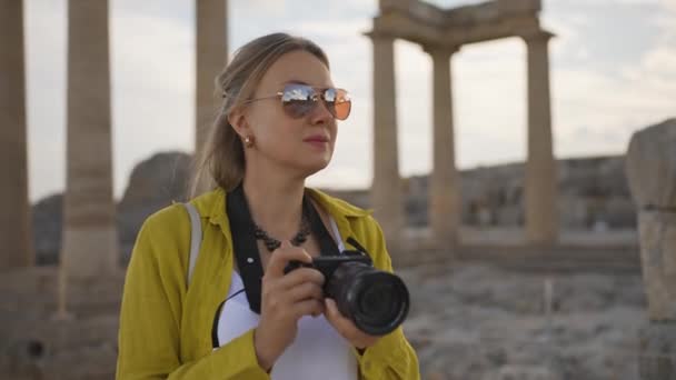 Akropolis Gezintiye Çıkmış Kameralı Bir Kadın Turist — Stok video