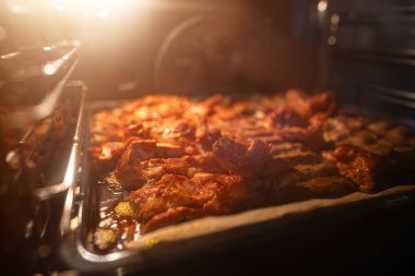 Domuz pirzolası fırında pişirilir..