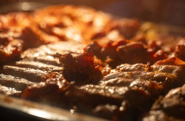 Domuz pirzolası fırında pişirilir..