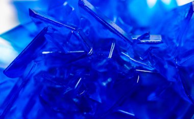 Büyümüş bakır sülfat mavi kristalleri.