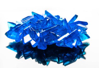 Büyümüş bakır sülfat mavi kristalleri.