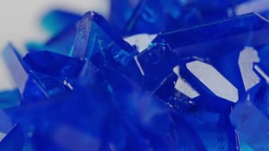 Büyümüş bakır sülfat mavi kristalleri.