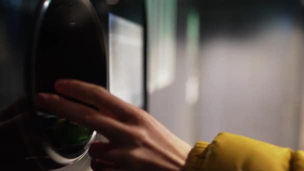 Kvinna Sätter Flaska Automatisk Flaska Återvinningsmaskin Omvänd Varuautomat Återvinning Maskin — Stockvideo