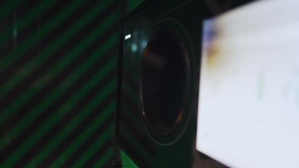 Bepakolja Üveget Automata Üveg Újrahasznosító Gépbe Fordított Visszaforgató Automaták — Stock videók