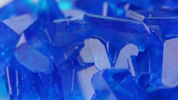 Blauwe Kristallen Van Gekweekt Kopersulfaat — Stockvideo