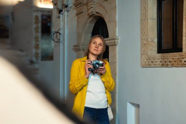 Eski kasabadaki klasik kameralı kadın turist..