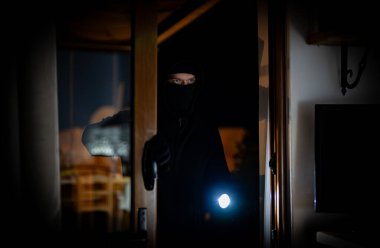 The thief breaks into the house through the balcony.