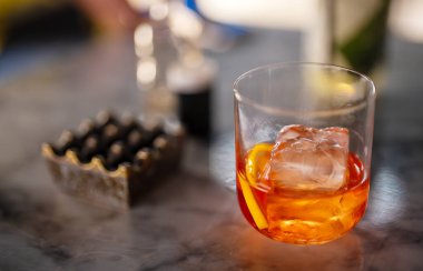 Klasik buzlu Negroni kokteyli..