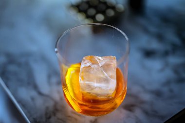 Klasik buzlu Negroni kokteyli..