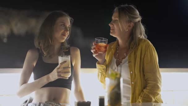 Dos Chicas Con Cócteles Bar Azotea — Vídeos de Stock