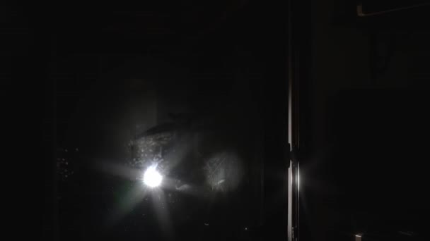 Maskierter Räuber Mit Taschenlampe Kontrolliert Wohnung — Stockvideo