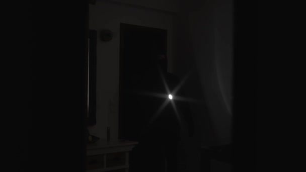 Ladrón Enmascarado Con Linterna Control Antorcha Apartamento — Vídeo de stock