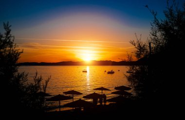 Yunanistan 'ın Rodos adasındaki Pefkos plajında güzel bir günbatımı.