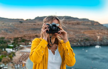 Kadın fotoğrafçı tatilde fotoğraf çekiyor..