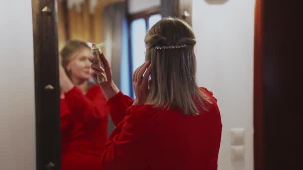 Μια Γυναίκα Βάζει Λακ Στα Μαλλιά Της — Αρχείο Βίντεο