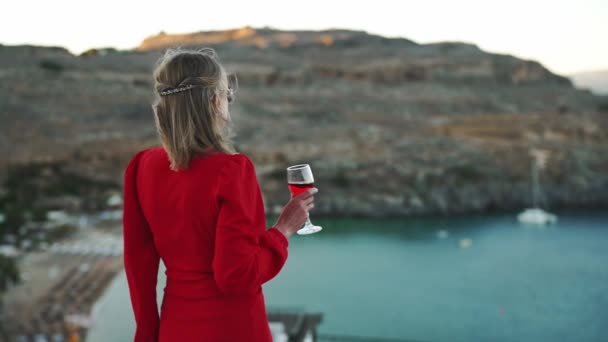 Femme Lunettes Soleil Avec Vin Rouge Sur Balcon — Video