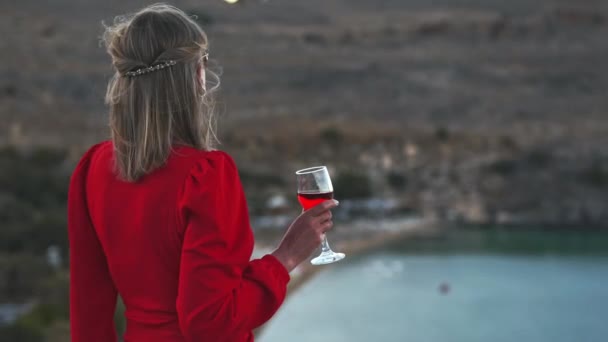 Γυναίκα Γυαλιά Ηλίου Κόκκινο Κρασί Στο Μπαλκόνι — Αρχείο Βίντεο