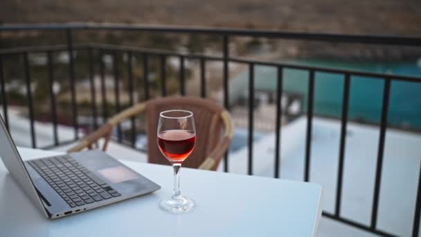 Laptop Und Ein Glas Wein Ein Idealer Ort Für Fernarbeit — Stockvideo