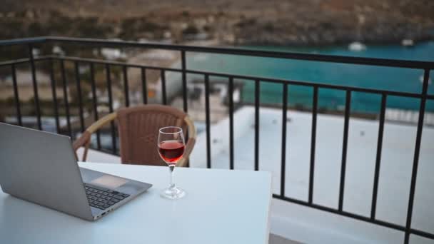 Laptop Och Ett Glas Vin Idealisk Plats För Distansarbete — Stockvideo