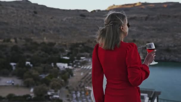 Femme Lunettes Soleil Avec Vin Rouge Sur Balcon — Video