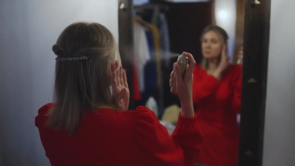 Μια Γυναίκα Βάζει Λακ Στα Μαλλιά Της — Αρχείο Βίντεο