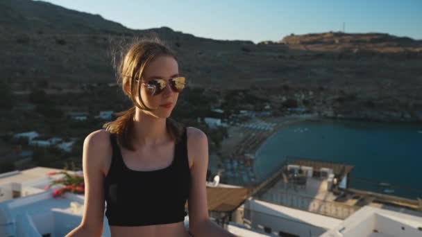 Дівчина Сонцезахисних Окулярах Стоїть Балконі Концепція Відпустки — стокове відео