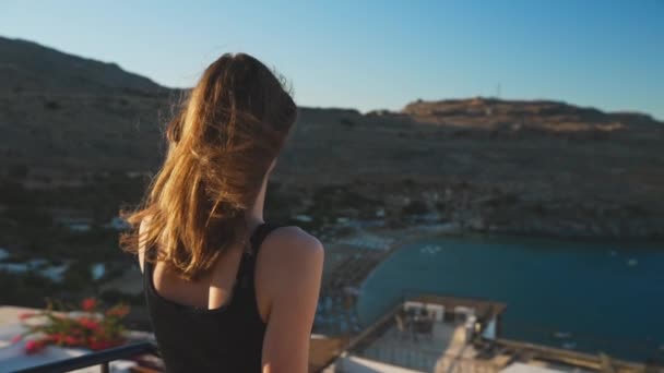 Dziewczyna Balkonie Koncepcja Podróży Wakacji — Wideo stockowe