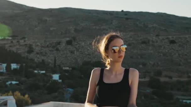 Κορίτσι Γυαλιά Ηλίου Στέκεται Στο Μπαλκόνι Έννοια Διακοπών — Αρχείο Βίντεο