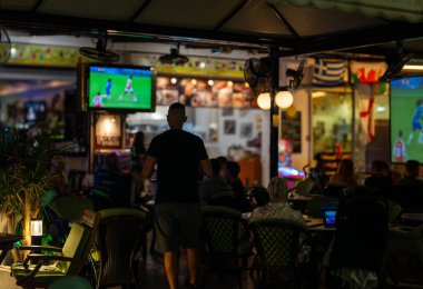 Futbol fanlar futbol izlerken Bar.