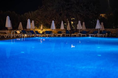 Geceleri modern arka bahçe su havuzu.