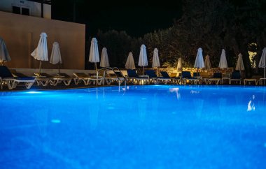 Geceleri modern arka bahçe su havuzu.