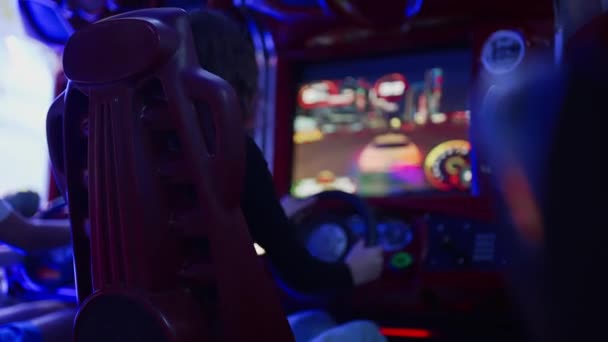 在主题公园玩赛车模拟游戏的女孩 — 图库视频影像