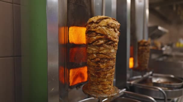 多汁的肉在沙华鱼的唾液上油炸 — 图库视频影像