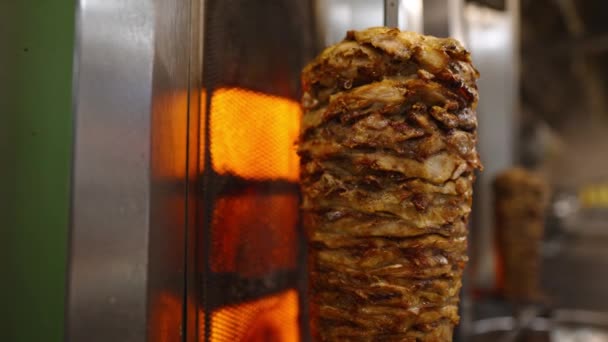 Saftiges Fleisch Wird Shawarma Spieß Gebraten — Stockvideo