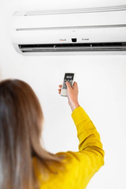 Uzaktan kumanda Klima havalandırma amaçlı tutan kadın.