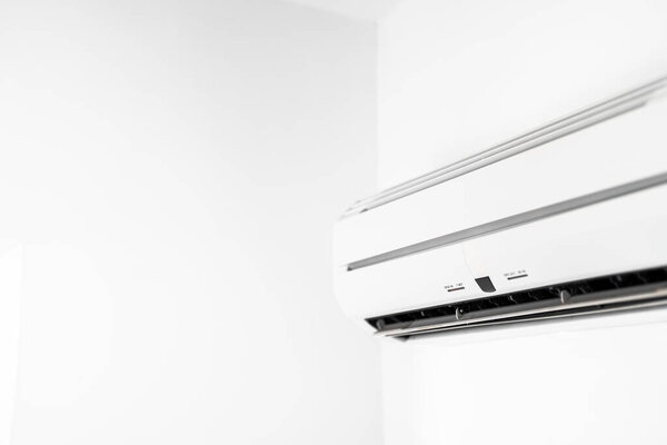 Инвертор кондиционера установлен на стене
.