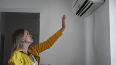 Uzaktan kumanda Klima havalandırma amaçlı tutan kadın.