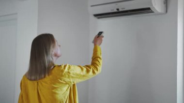 Uzaktan kumanda Klima havalandırma amaçlı tutan kadın.