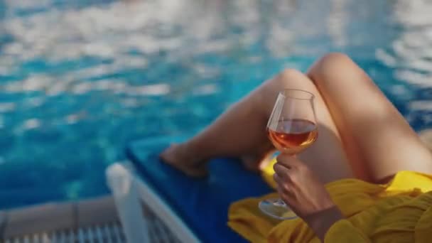 スイミングプールでリラックスしたワインを持つ女性 動画クリップ