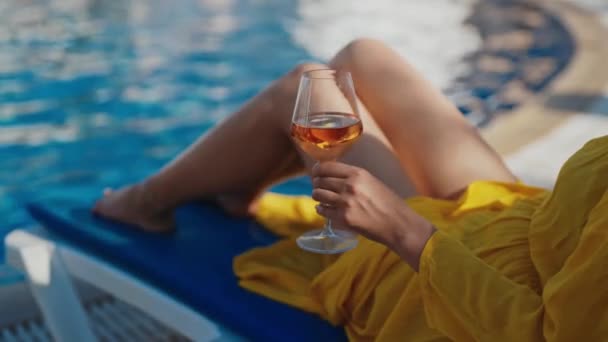スイミングプールでリラックスしたワインを持つ女性 ロイヤリティフリーのストック動画