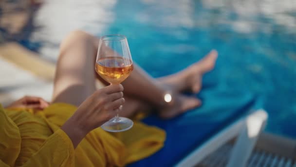 Şarabı Olan Kadın Yüzme Havuzunda Dinleniyor — Stok video